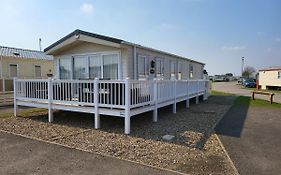 2Br-Sleeps6-Fireplace-Parking-Patio-Seaside